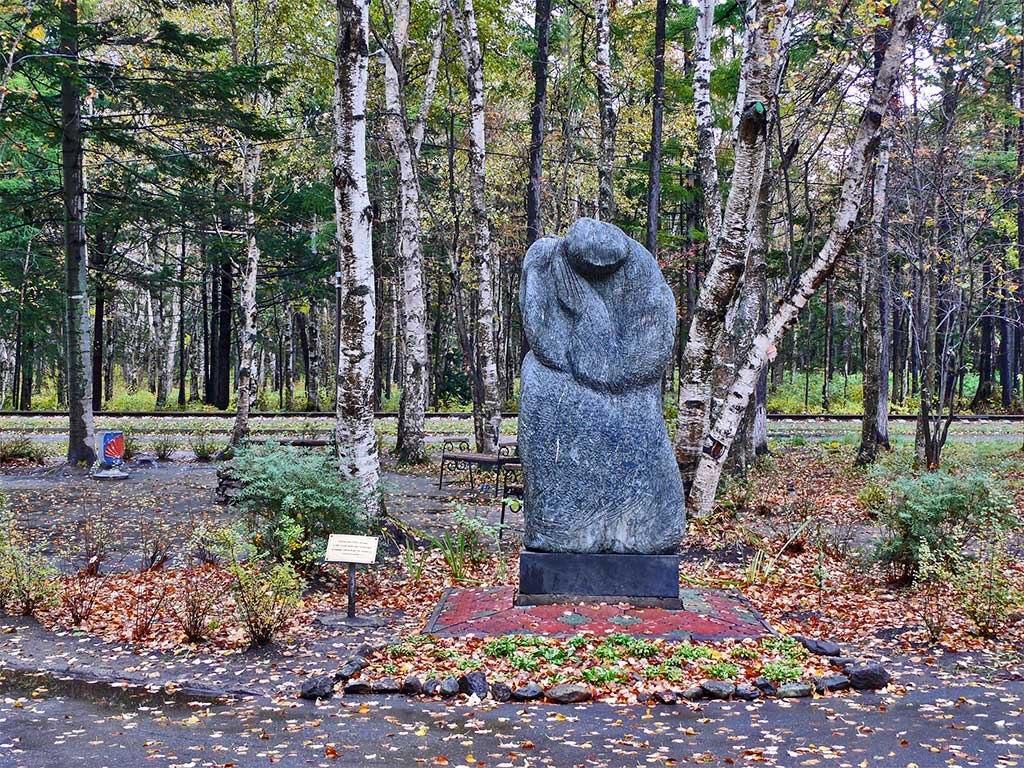 Городской парк имени гагарина. Парк Гагарина Южно-Сахалинск. Гагарин парк Южно Сахалинск. Парк в Южно Сахалинске имени Гагарина. Гагарин парк памятник Южно-Сахалинск.